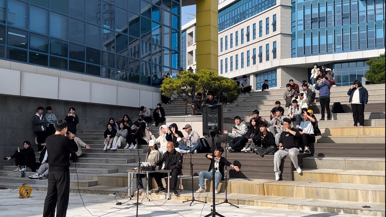 창조관 옆 버스킹