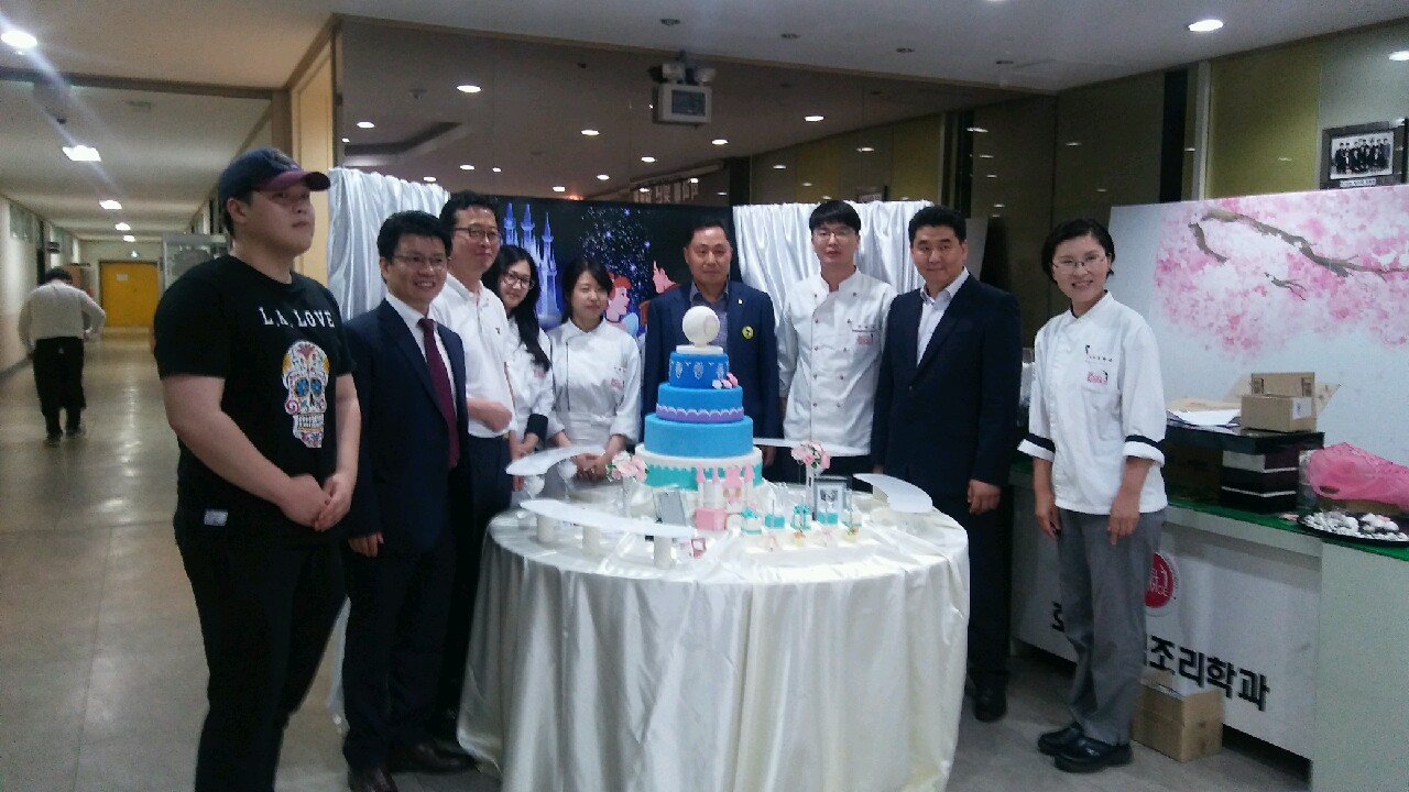 글로벌 명품조리학과 졸업작품전 준비 격려